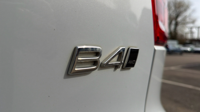 Volvo Xc40 2.0 B4P R DESIGN Pro 5dr AWD Auto Petrol Estate